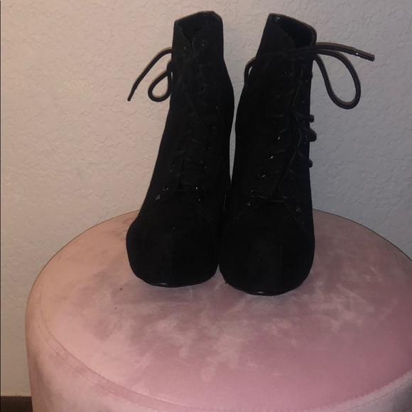 Heels - Picture 4 of 4